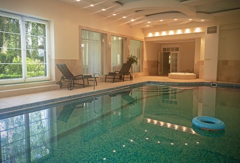 Luxury Houses with Pool & Spa in Warsaw: Private Stays for Ultimate Comfort & Relaxation