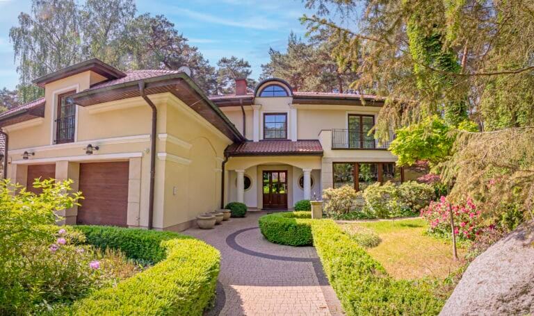 Luxury Weekend Getaways Near Warsaw: Private Houses for Relaxation, Events & Exclusive Stays